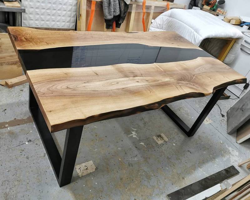 Fabrication de mobilier haut de gamme sur mesure en noyer massif et epoxy noir fumée à Marseille
