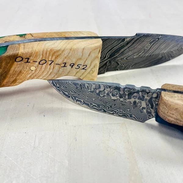 Conception de couteaux personnalisés en bois et résine d'époxy pour un cadeau d’anniversaire à Lyon